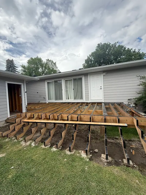 Combo project. Composite deck, fence, sod – photo 6