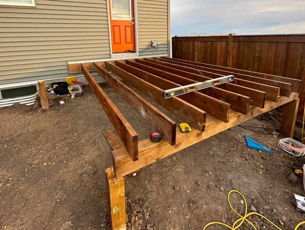 Combo project. Wood deck, railings, wood fence – photo 1