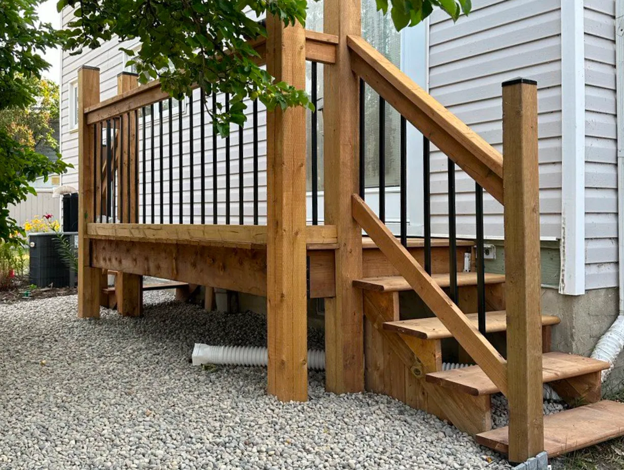Wood deck with railings – photo 1