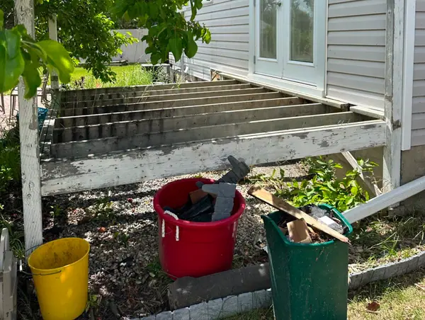 Wood deck with railings – photo 2