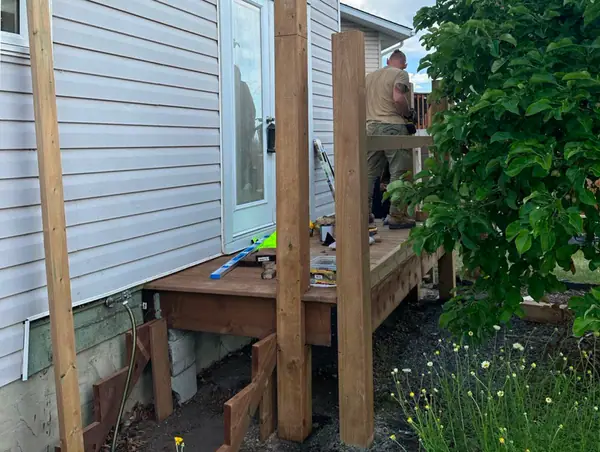 Wood deck with railings – photo 4