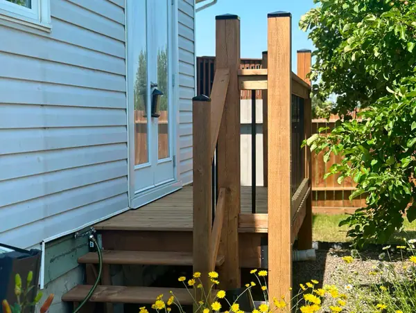 Wood deck with railings – photo 6