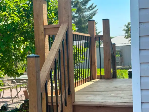 Wood deck with railings – photo 7