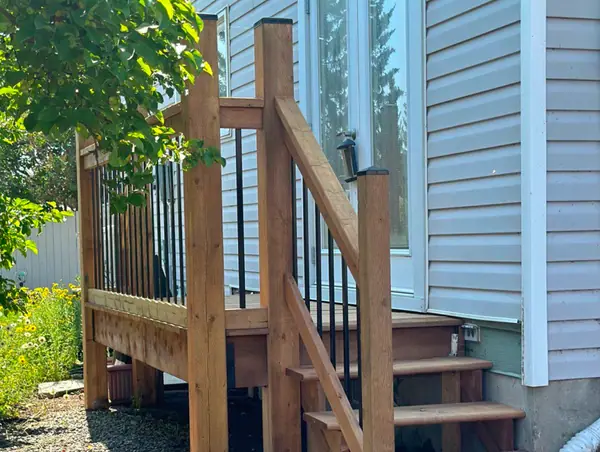 Wood deck with railings – photo 8