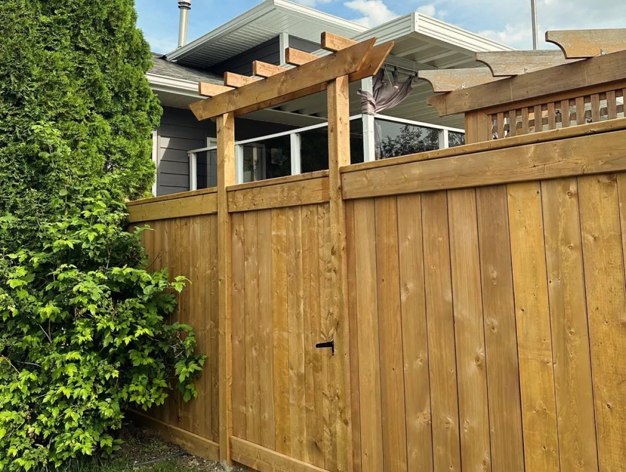 Wood fence, Riverbend – photo 1